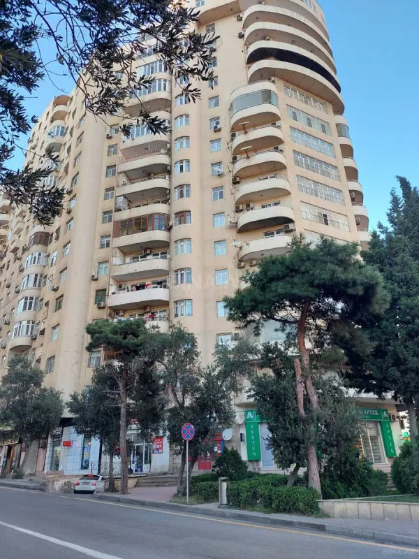 Satılır 4 otaqlı mənzil 200 m²