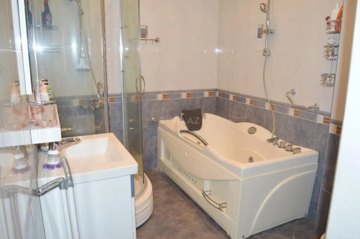 Satılır 2 otaqlı mənzil 109 m²