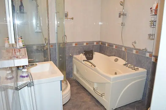 Satılır 2 otaqlı mənzil 109 m²