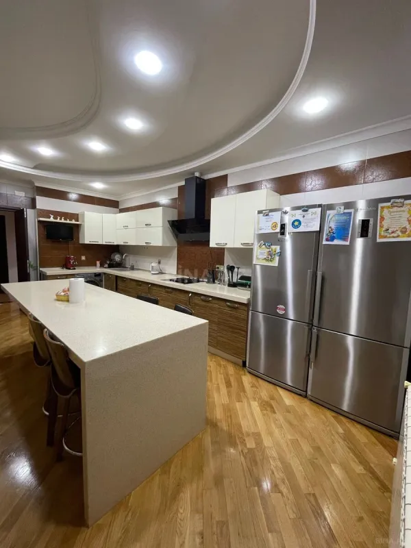 Satılır 4 otaqlı mənzil 230 m²