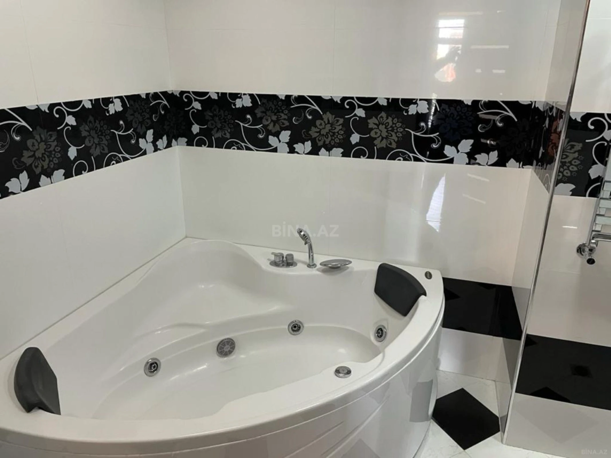 Kirayə verilir 4 otaqlı mənzil 160 m²