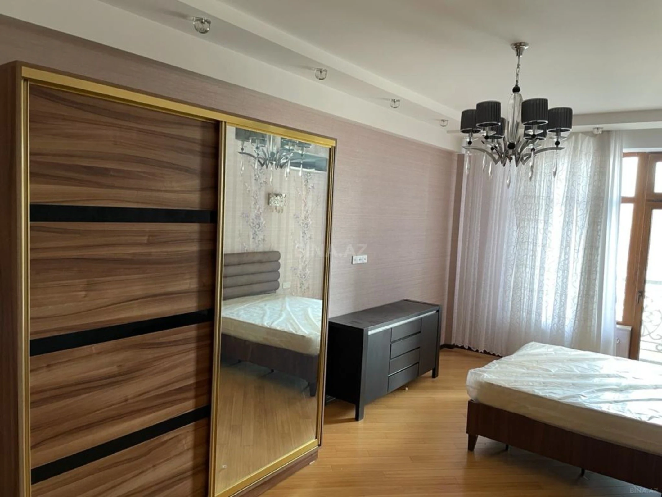 Kirayə verilir 4 otaqlı mənzil 160 m²