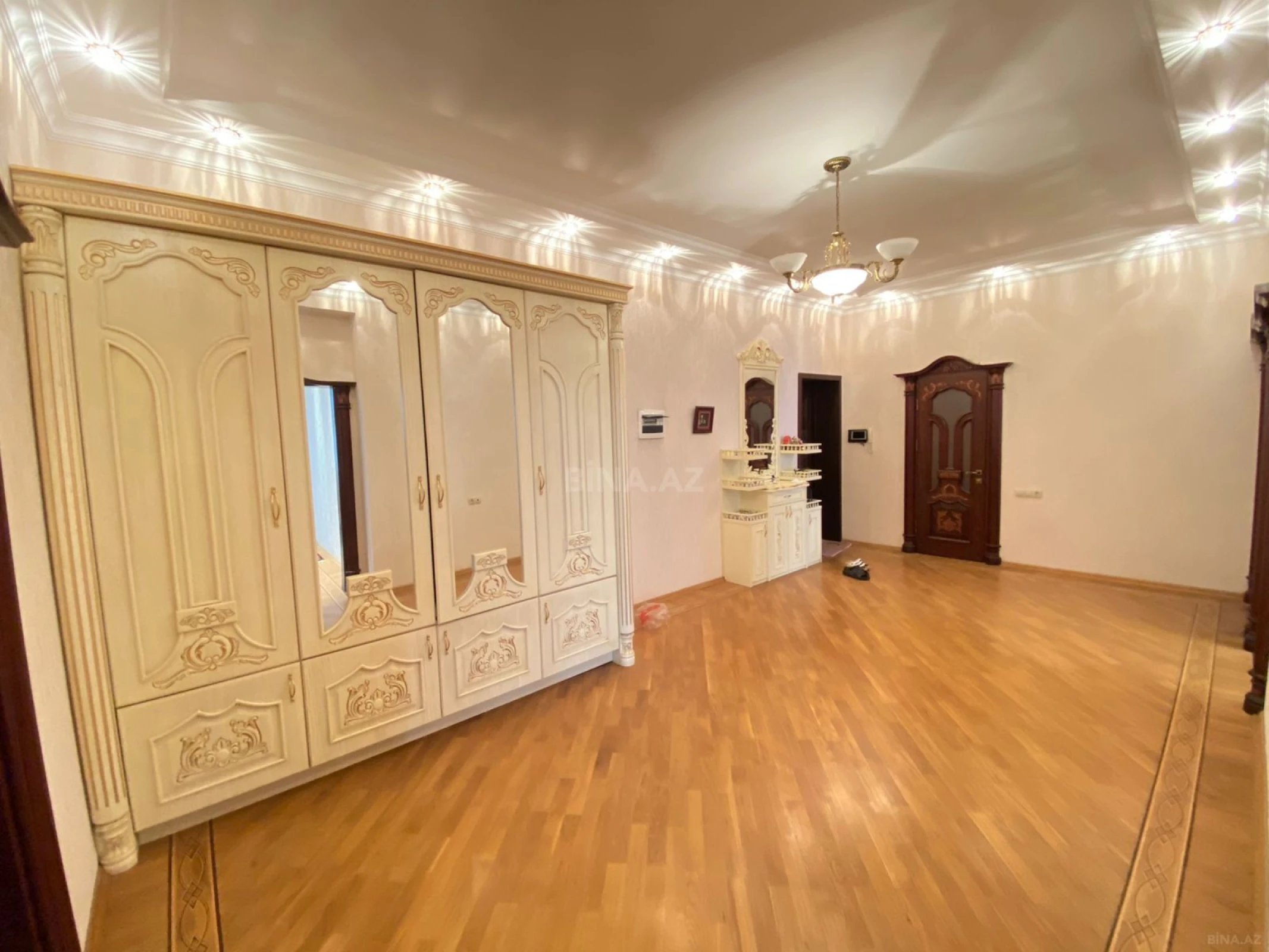 Kirayə verilir 3 otaqlı mənzil 166 m²