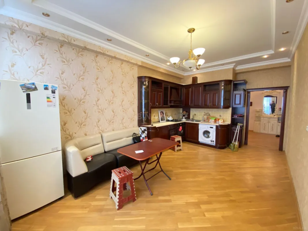 Kirayə verilir 3 otaqlı mənzil 166 m²