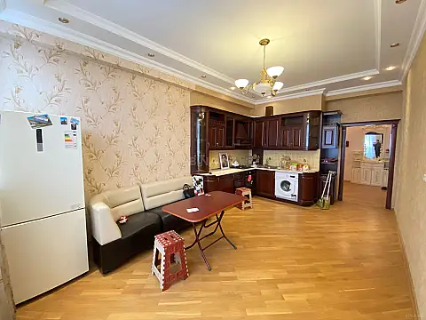 Kirayə verilir 3 otaqlı mənzil 166 m²
