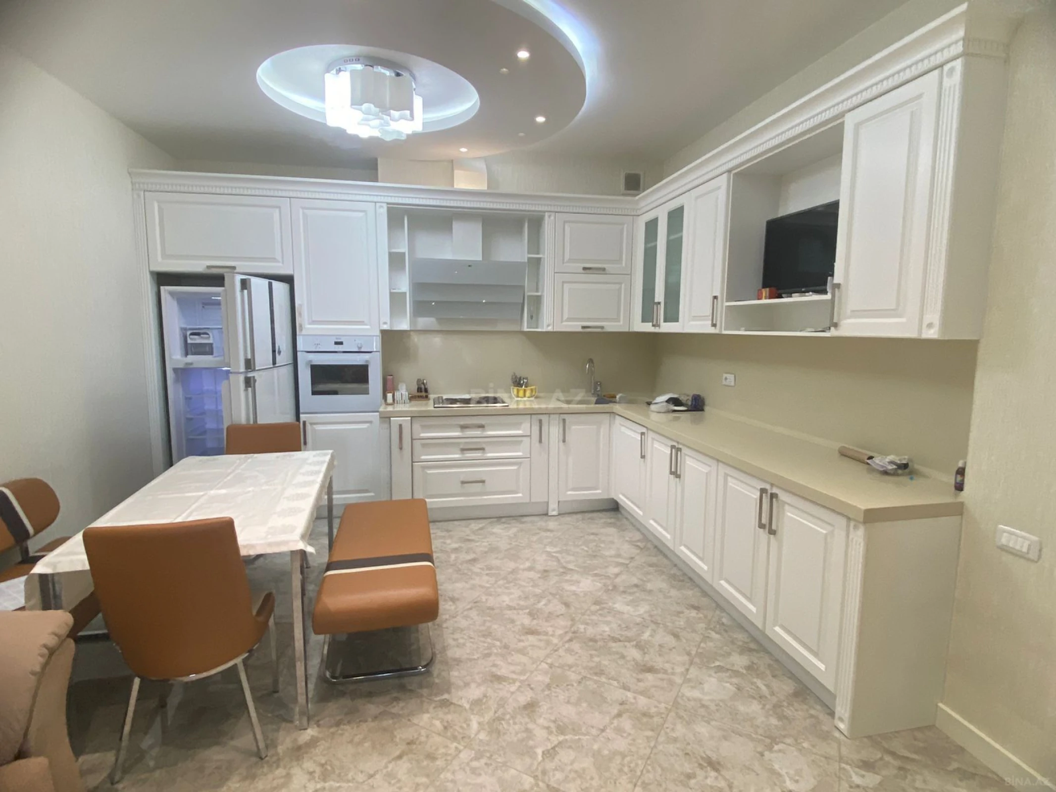 Kirayə verilir 4 otaqlı mənzil 200 m²