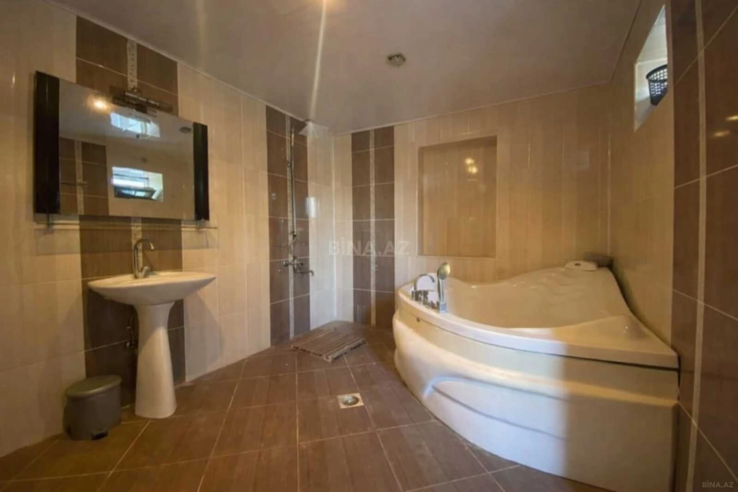 Satılır 14 otaqlı həyət evi 400 m²