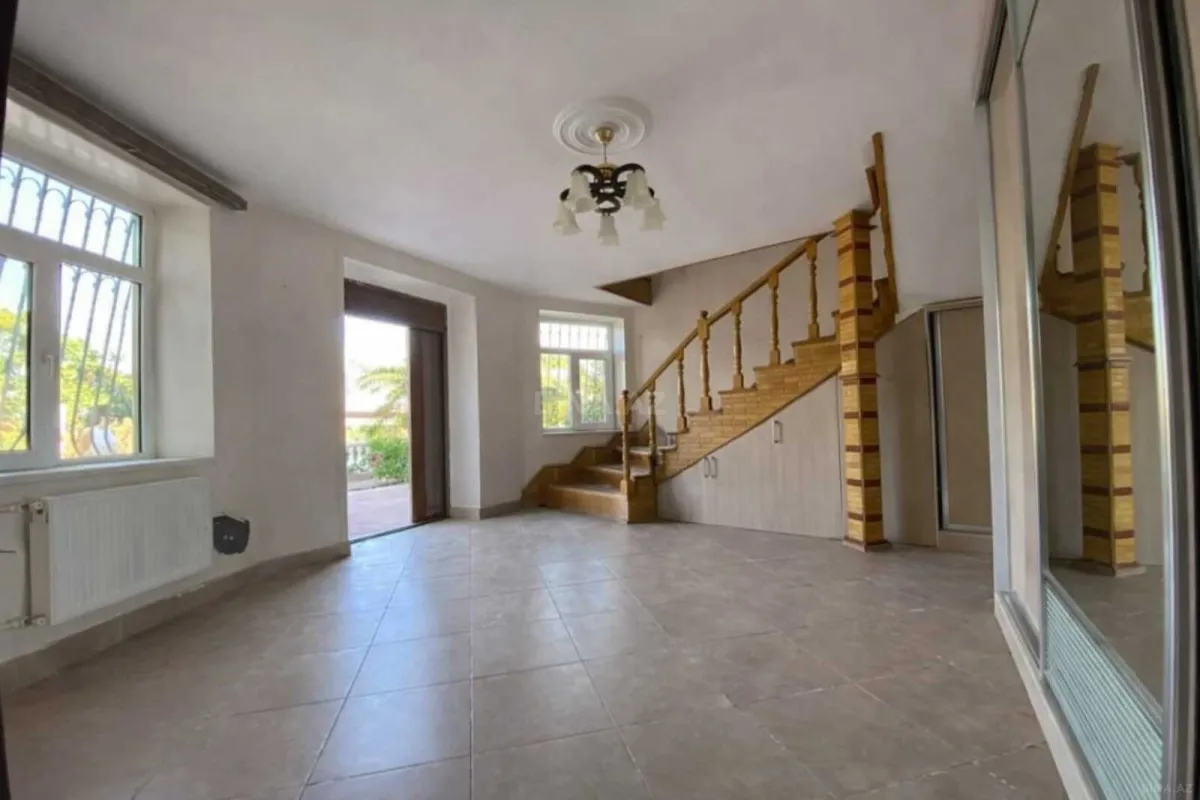 Satılır 14 otaqlı həyət evi 400 m²