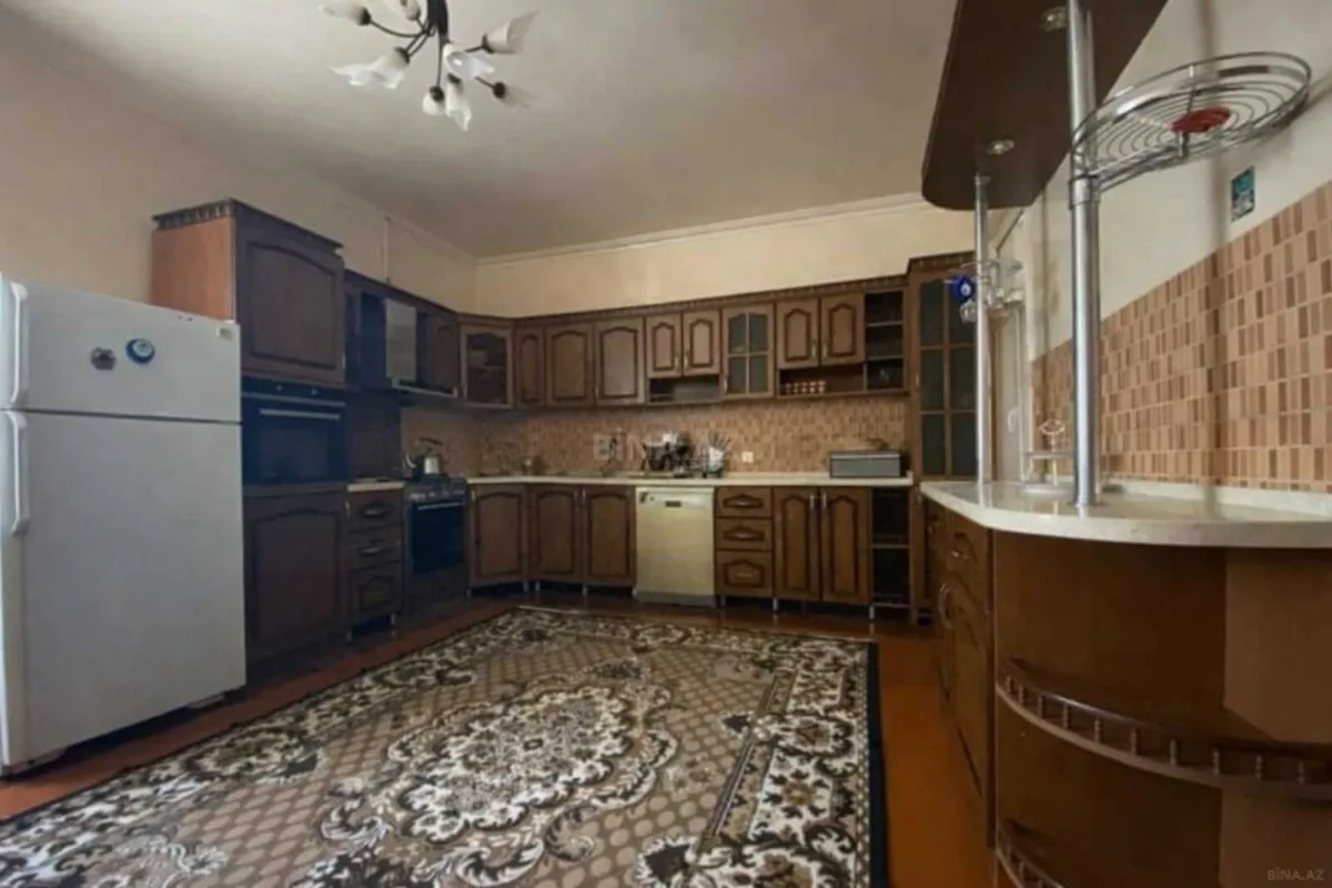 Satılır 14 otaqlı həyət evi 400 m²