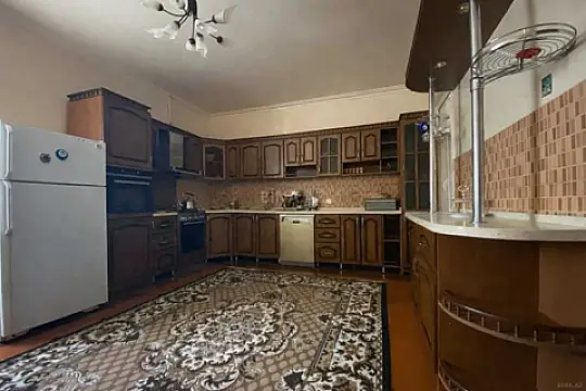 Satılır 14 otaqlı həyət evi 400 m²