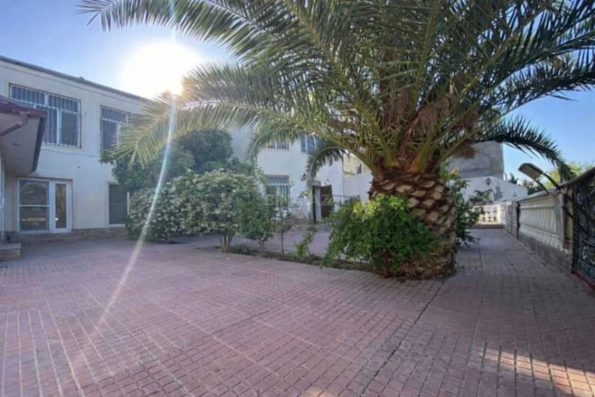 Satılır 14 otaqlı həyət evi 400 m²