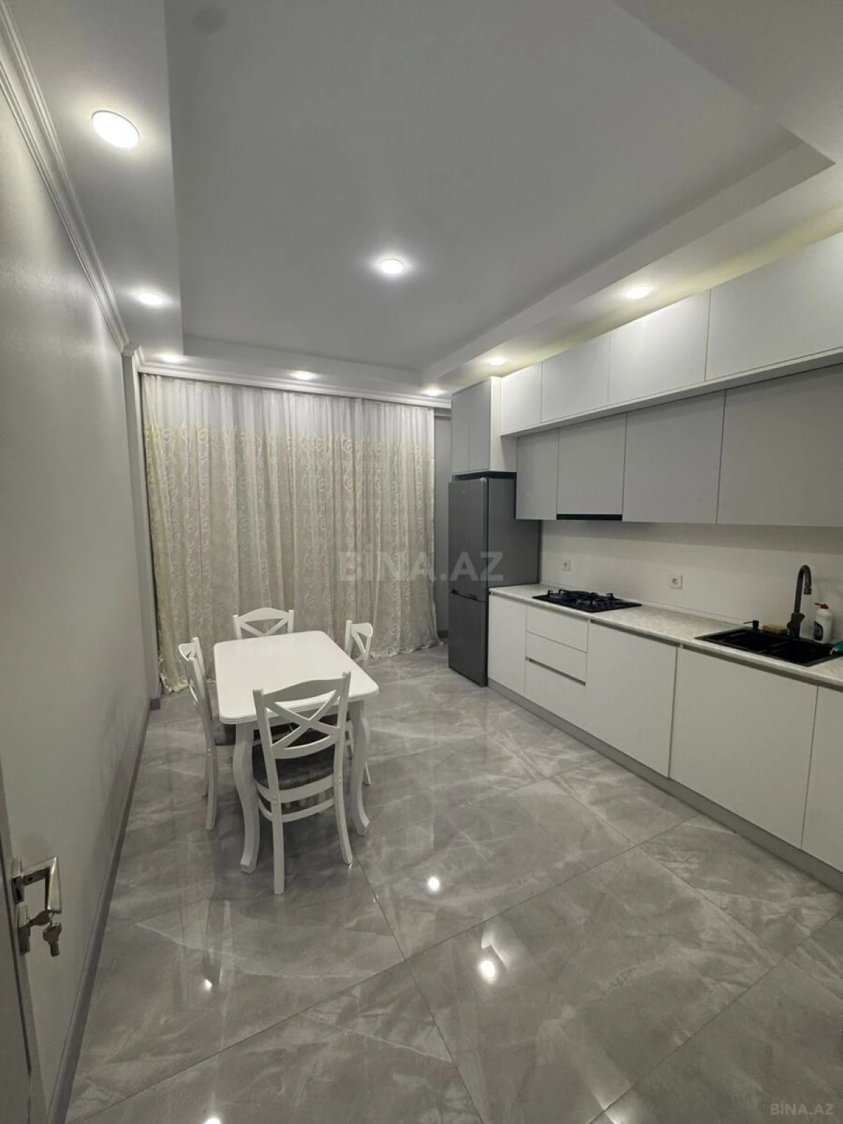Kirayə verilir 2 otaqlı mənzil 90 m²