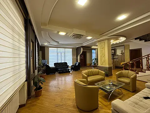 Satılır 6 otaqlı həyət evi 565 m²
