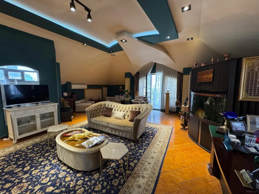 Satılır 6 otaqlı həyət evi 565 m²