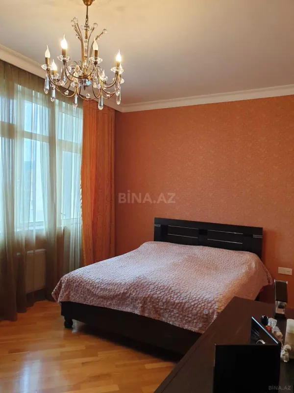 Satılır 3 otaqlı mənzil 137 m²
