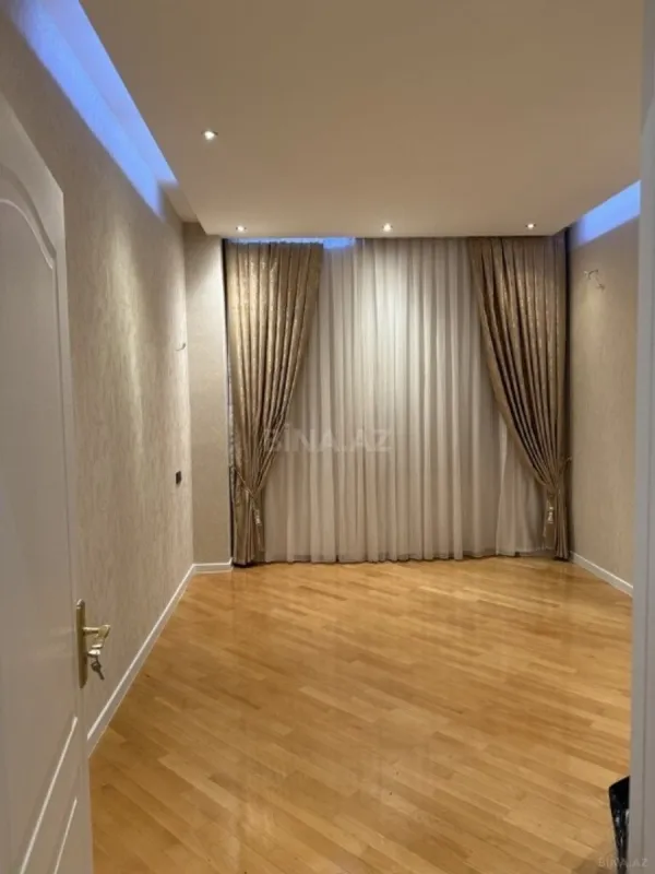 Satılır 3 otaqlı mənzil 140 m²