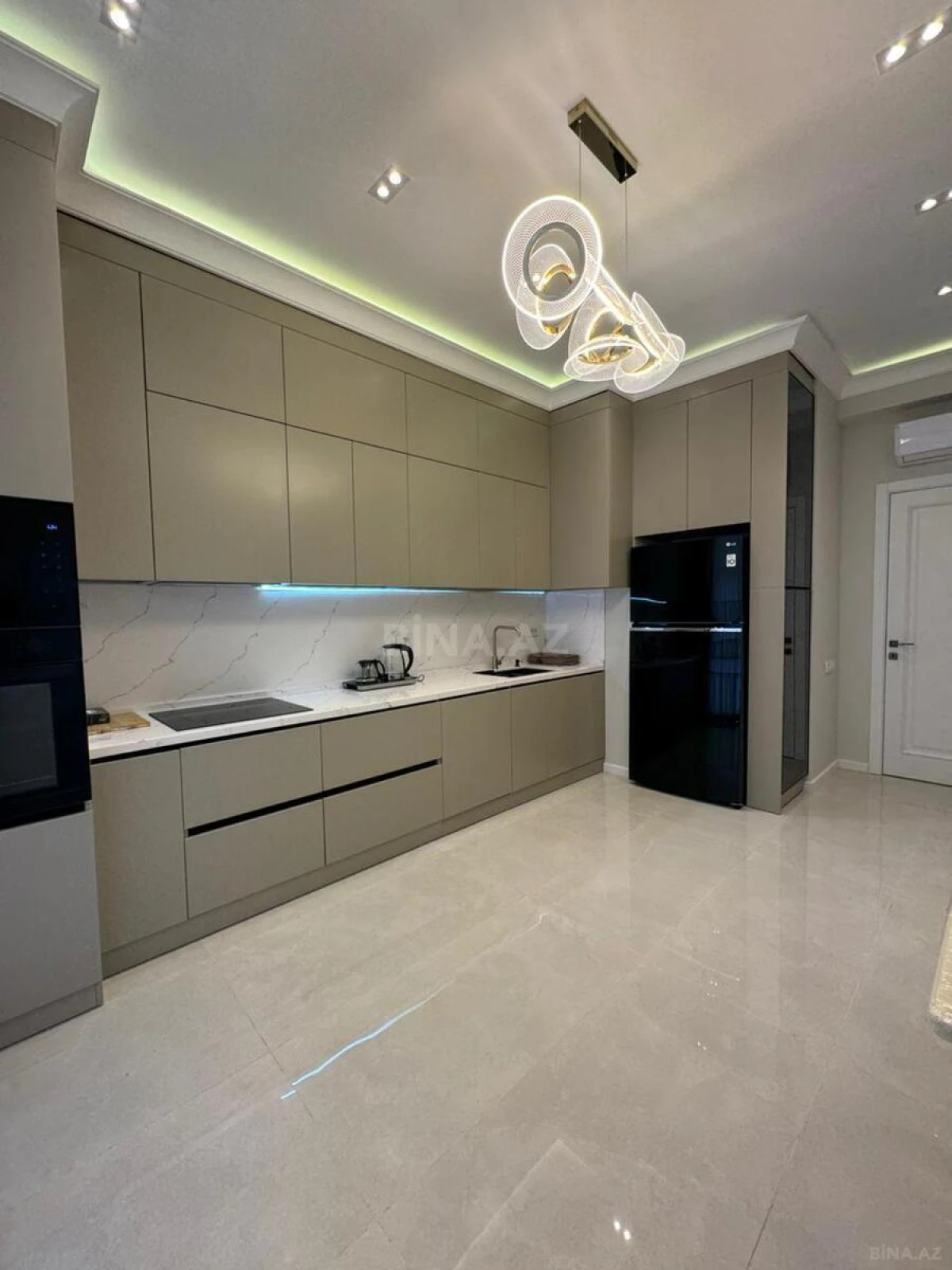Kirayə verilir 3 otaqlı mənzil 140 m²