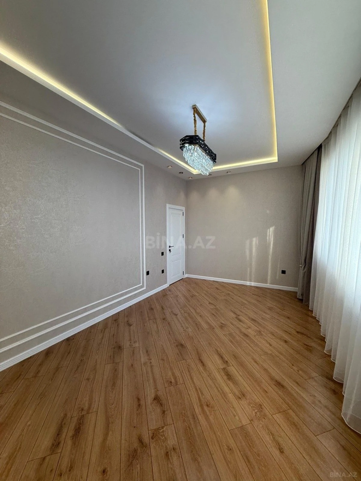 Satılır 3 otaqlı mənzil 135 m²