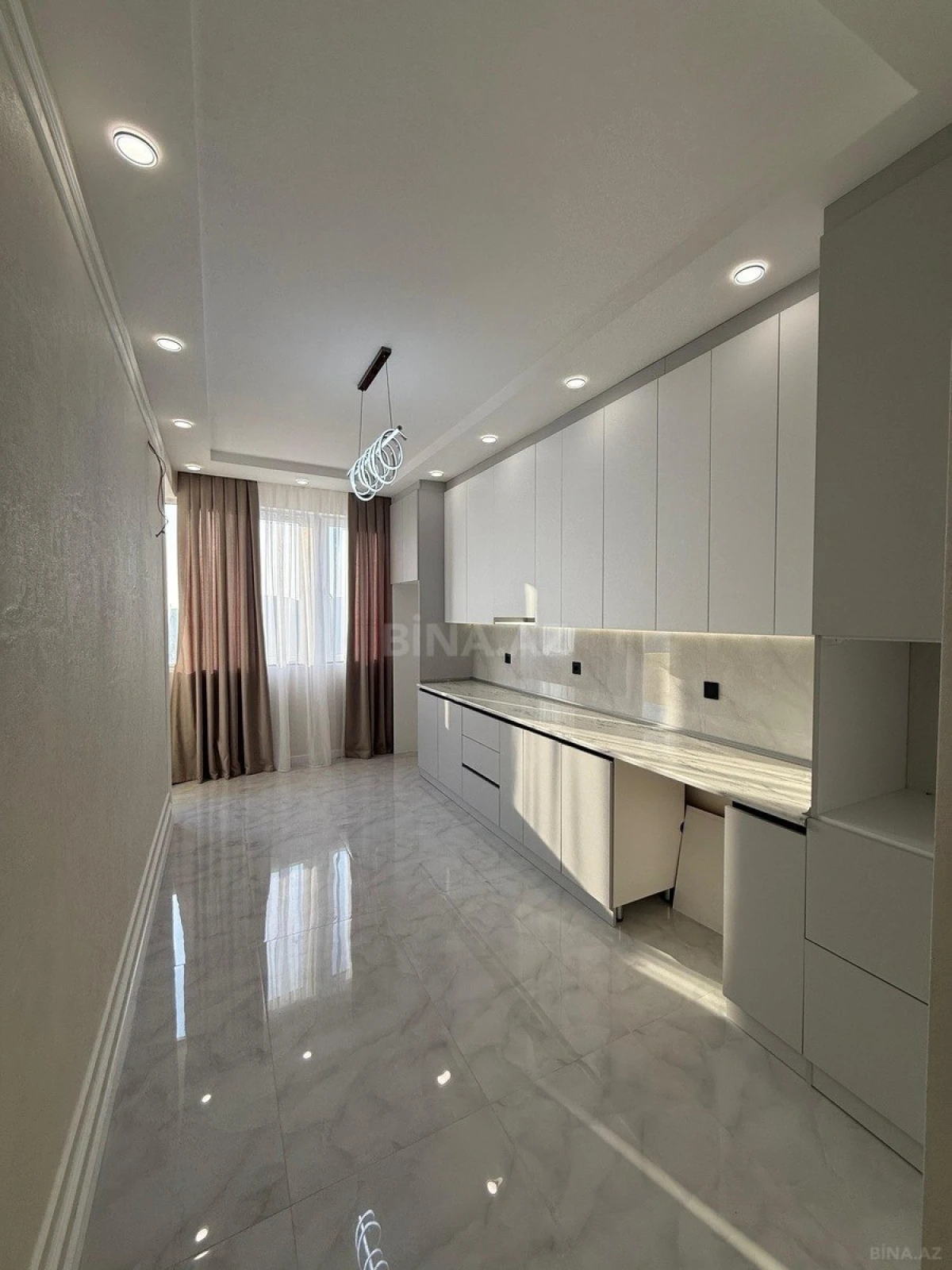 Satılır 3 otaqlı mənzil 135 m²