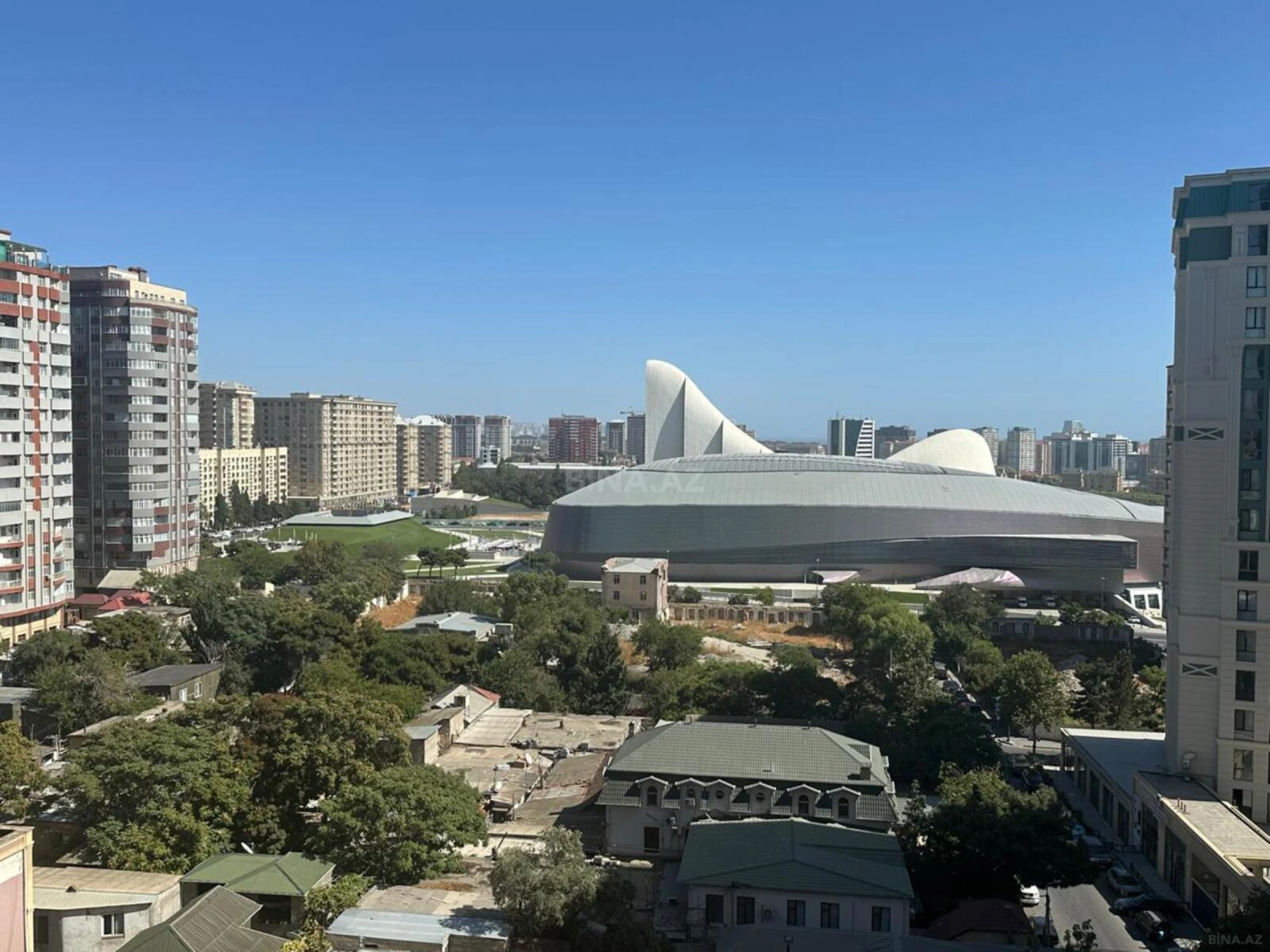 Satılır 5 otaqlı mənzil 285 m²