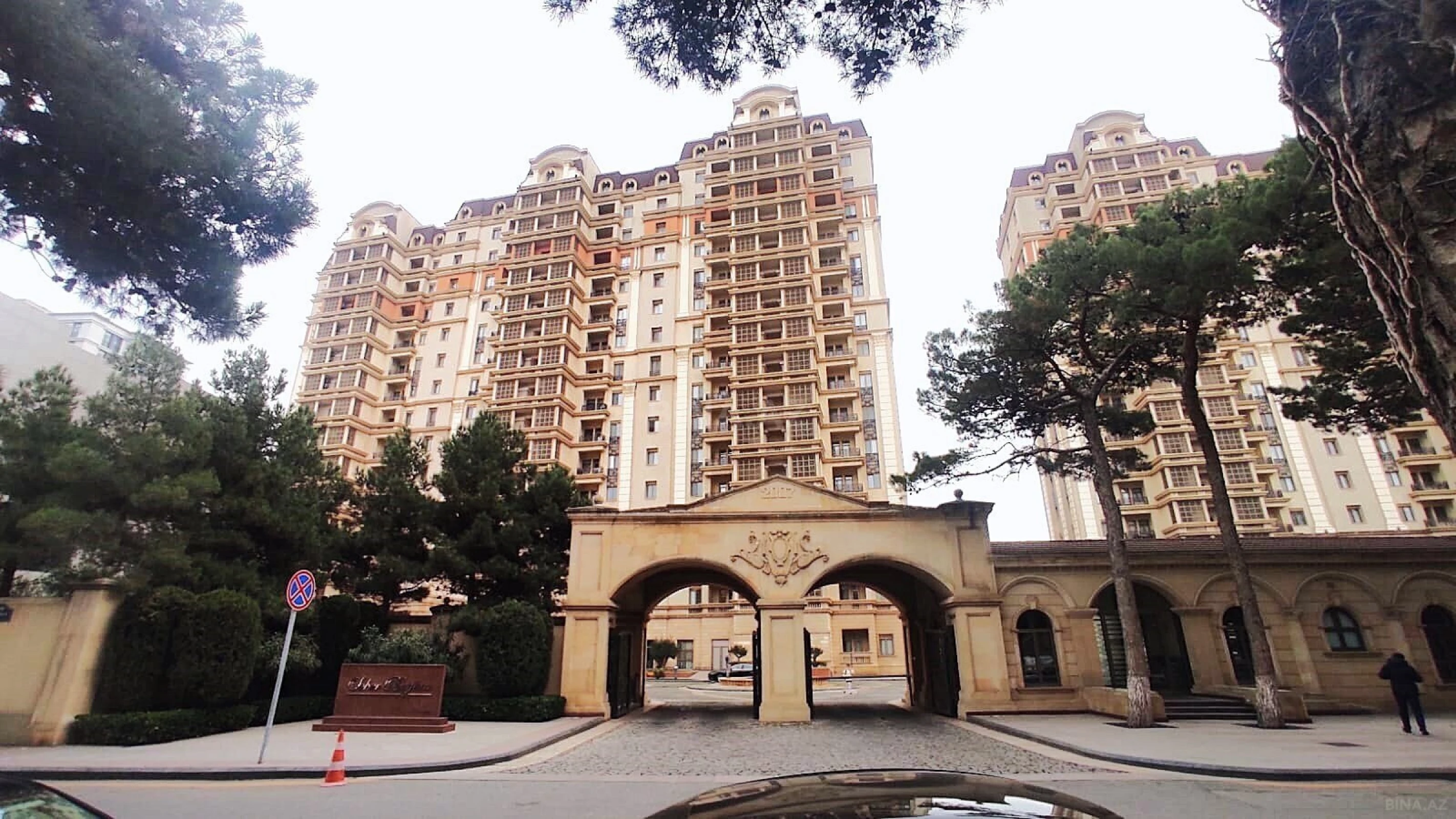 Satılır 5 otaqlı mənzil 285 m²