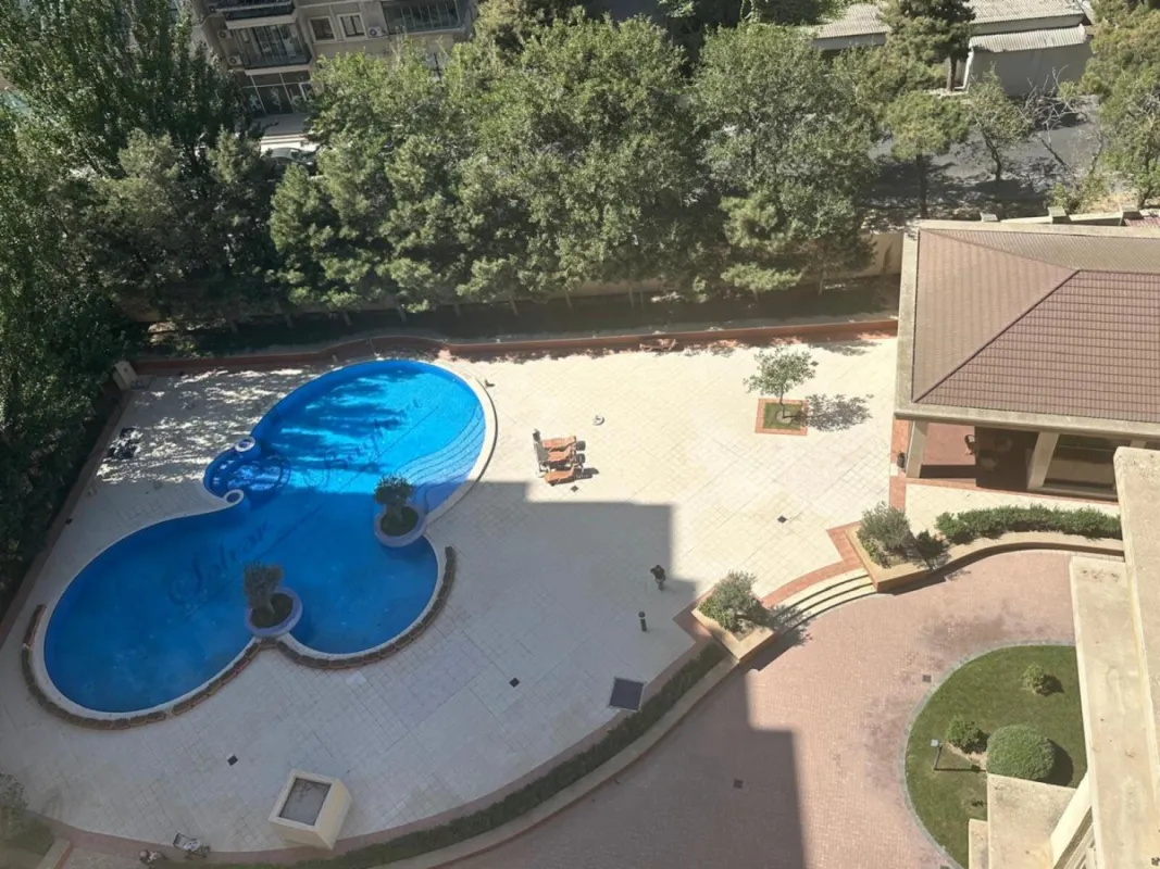 Satılır 5 otaqlı mənzil 285 m²