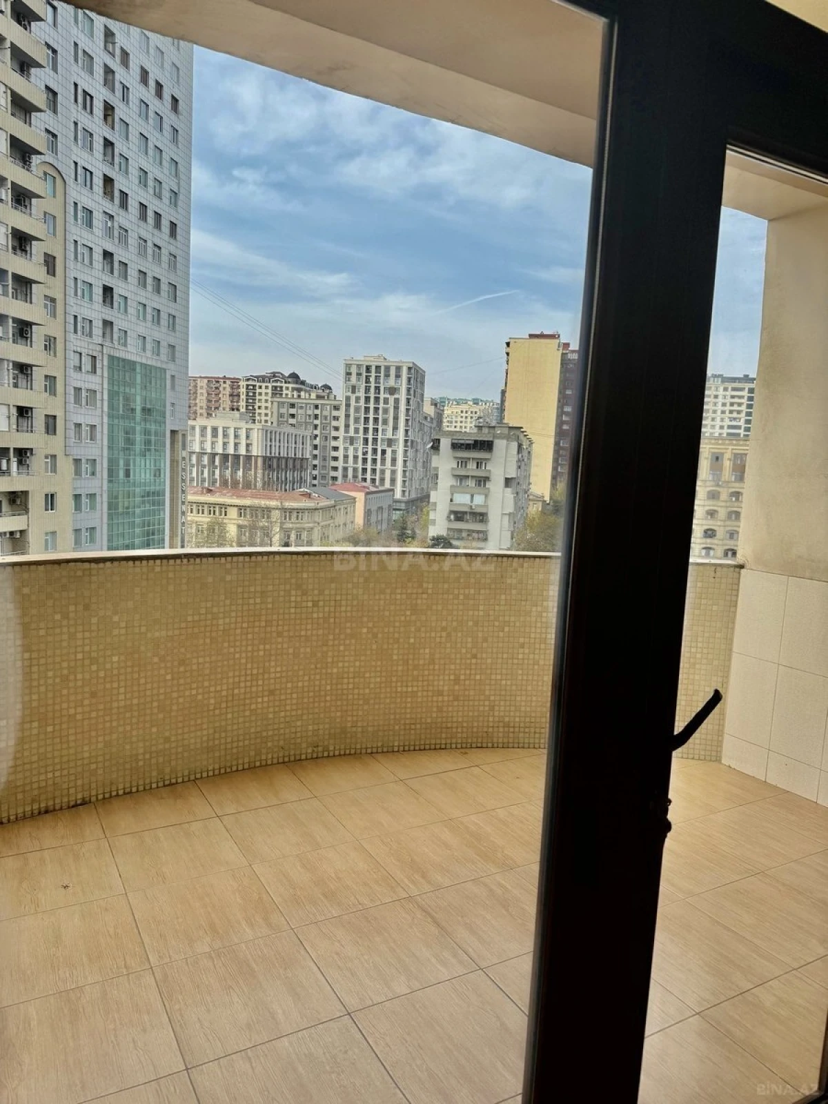 Kirayə verilir 3 otaqlı mənzil 160 m²
