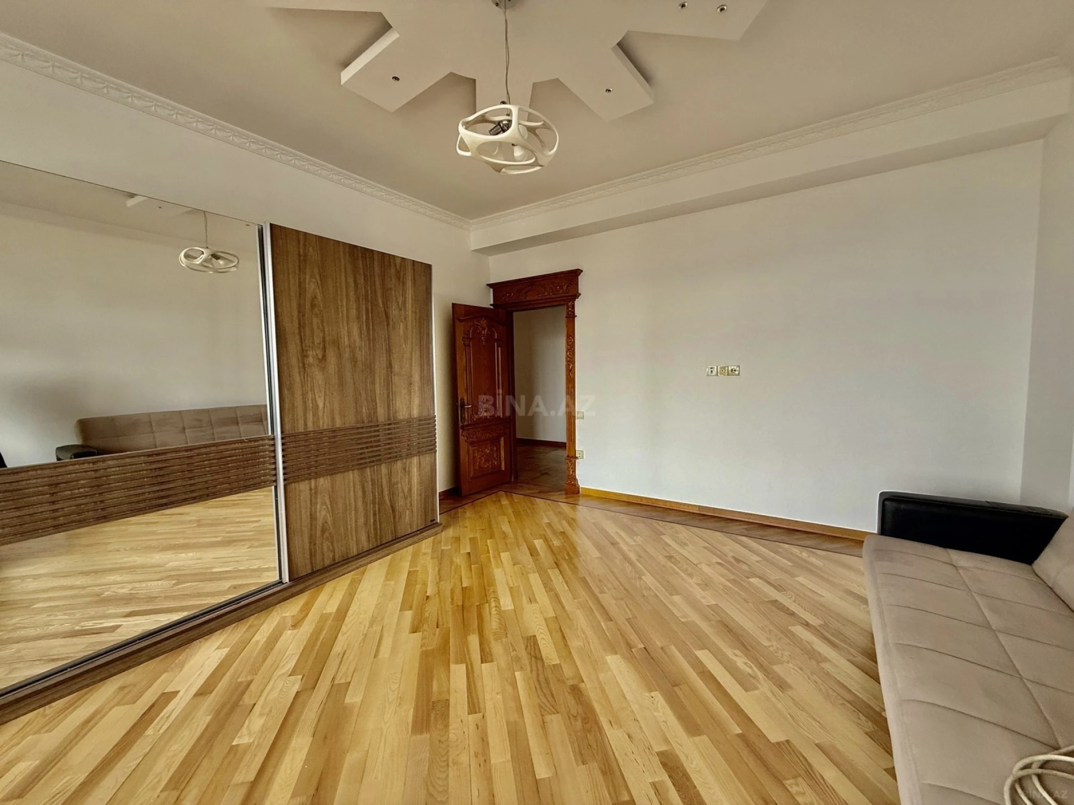 Kirayə verilir 3 otaqlı mənzil 160 m²