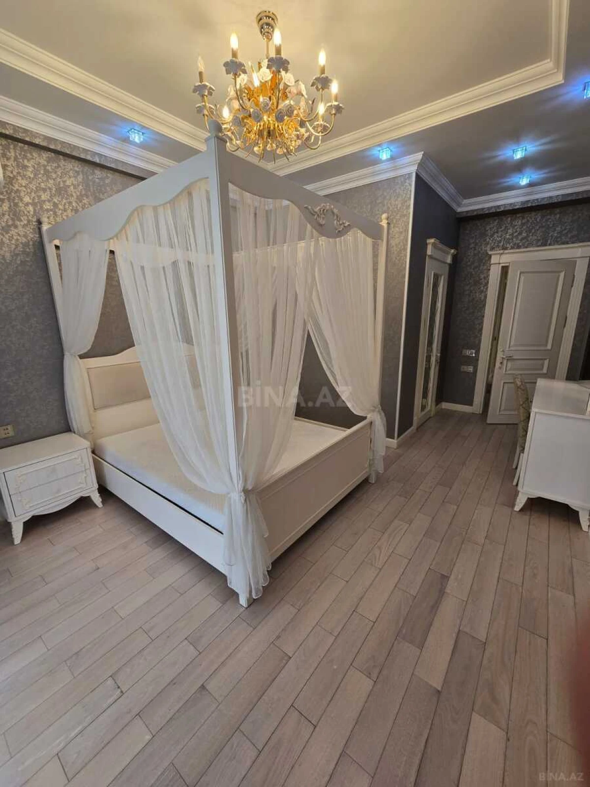 Satılır 4 otaqlı mənzil 220 m²