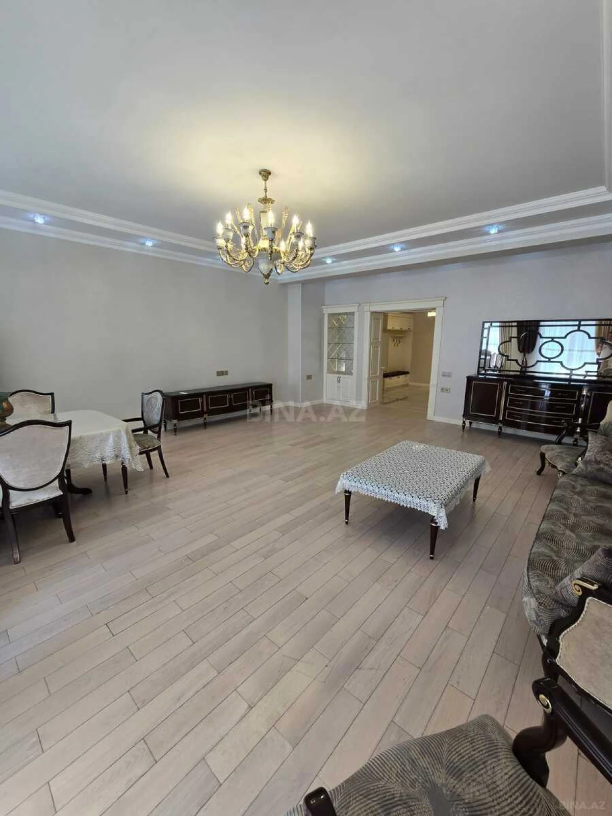 Satılır 4 otaqlı mənzil 220 m²