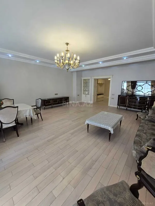 Satılır 4 otaqlı mənzil 220 m²