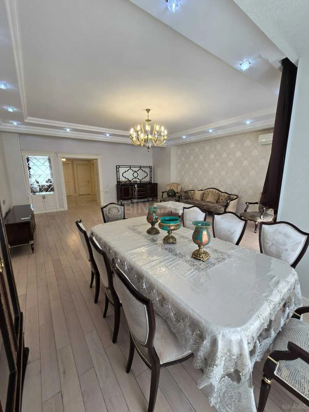 Satılır 4 otaqlı mənzil 220 m²