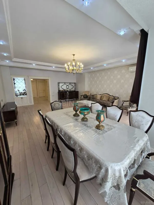 Satılır 4 otaqlı mənzil 220 m²