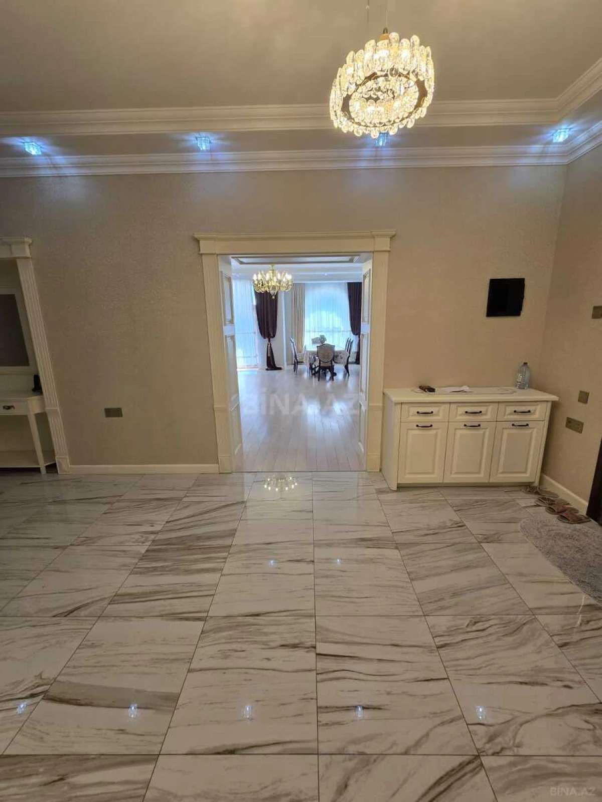 Satılır 4 otaqlı mənzil 220 m²