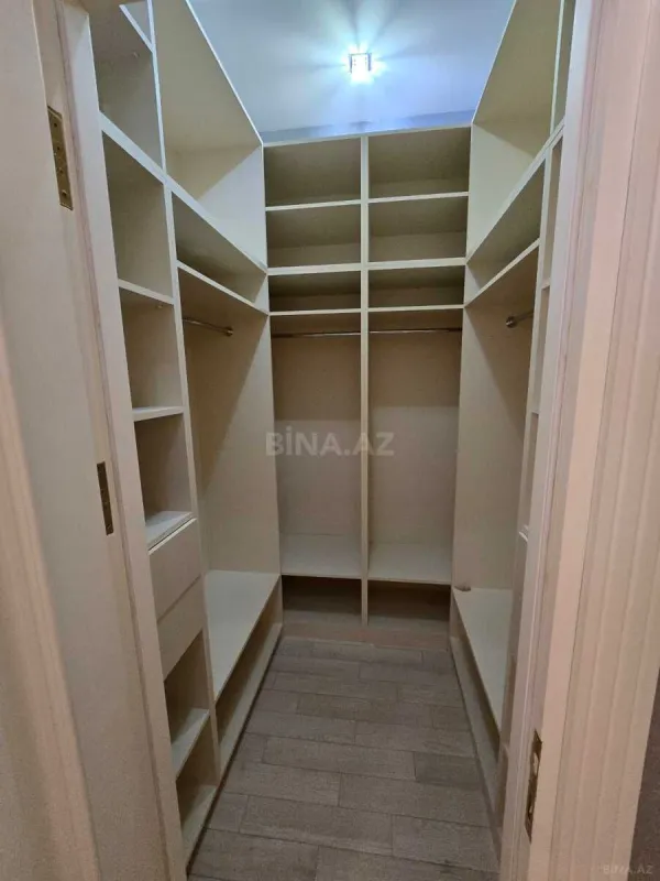 Satılır 4 otaqlı mənzil 220 m²