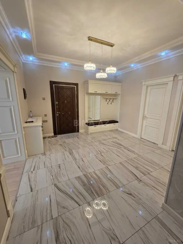 Satılır 4 otaqlı mənzil 220 m²