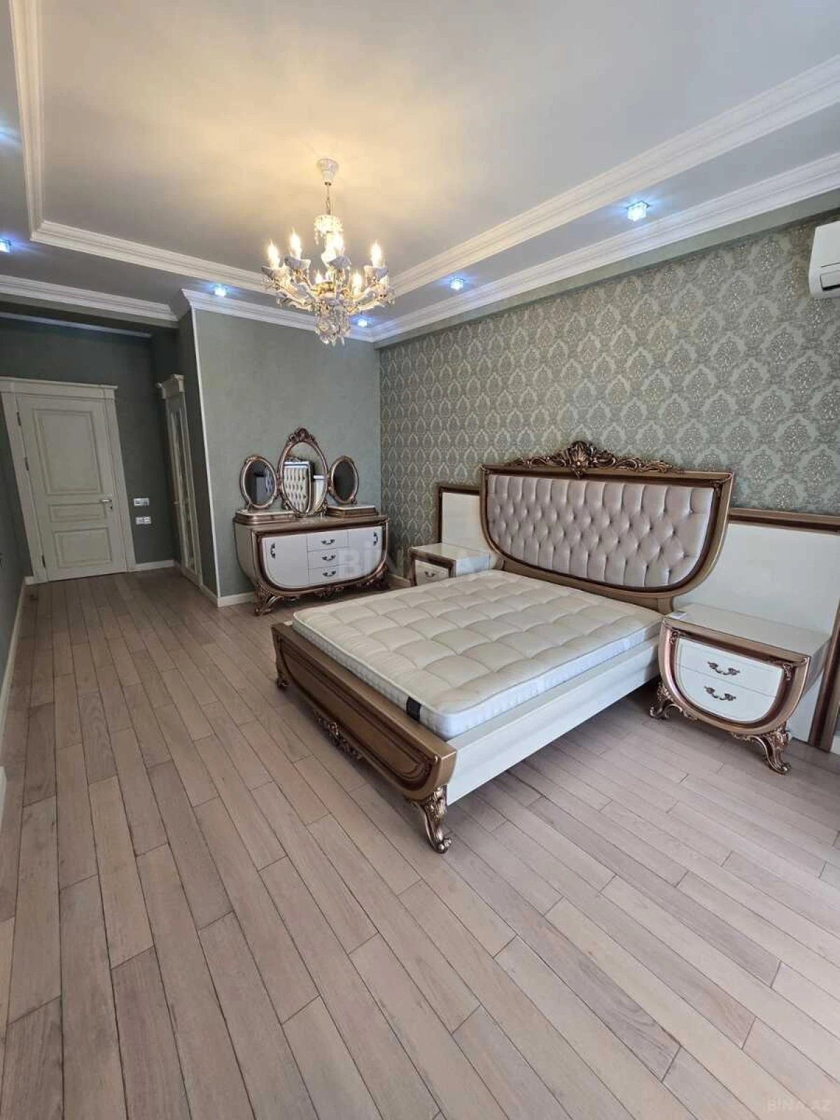 Satılır 4 otaqlı mənzil 220 m²