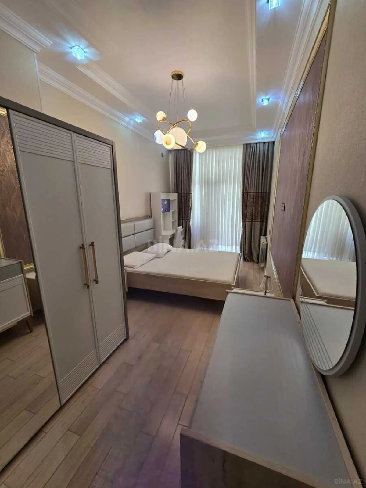 Satılır 4 otaqlı mənzil 220 m²