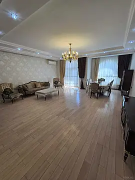 Satılır 4 otaqlı mənzil 220 m²