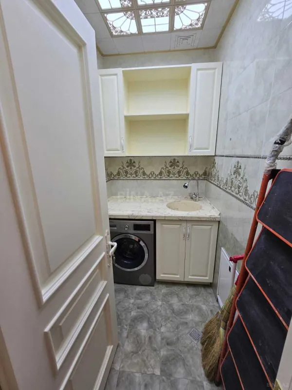 Satılır 4 otaqlı mənzil 220 m²