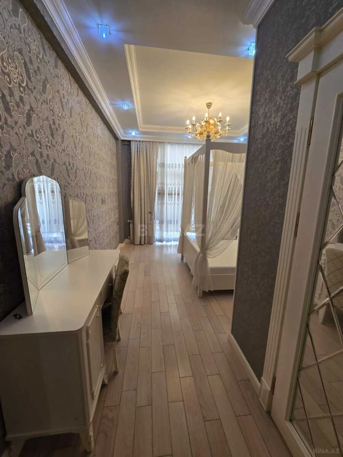 Satılır 4 otaqlı mənzil 220 m²