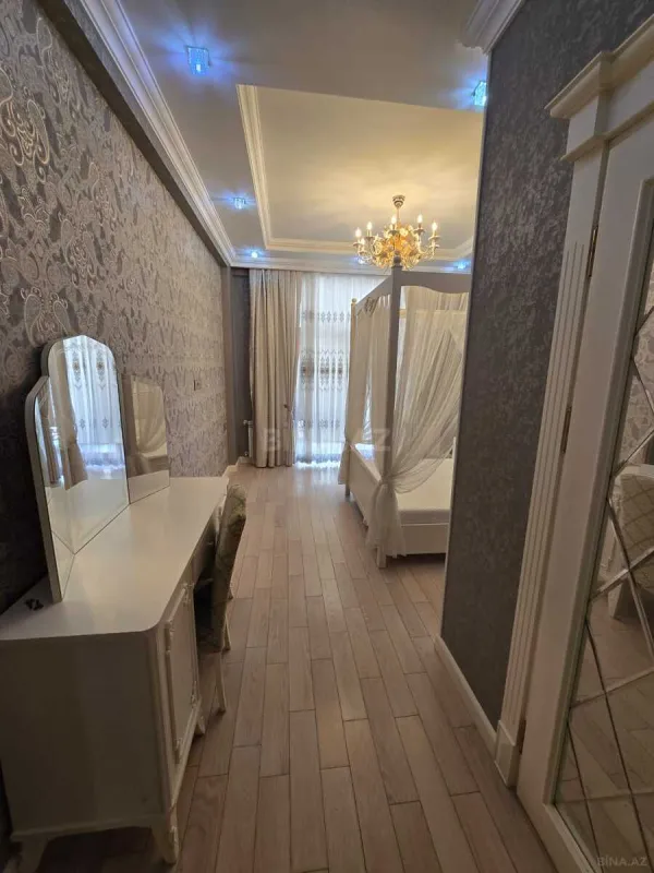 Satılır 4 otaqlı mənzil 220 m²