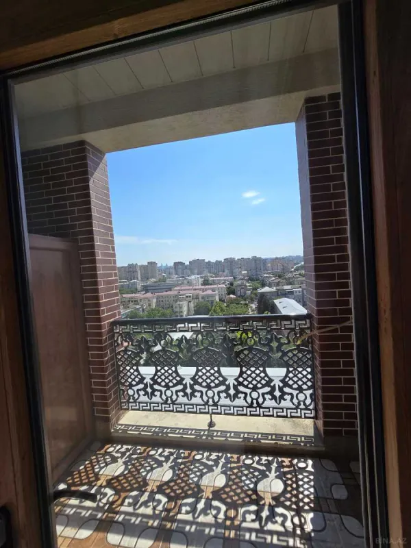 Satılır 4 otaqlı mənzil 220 m²