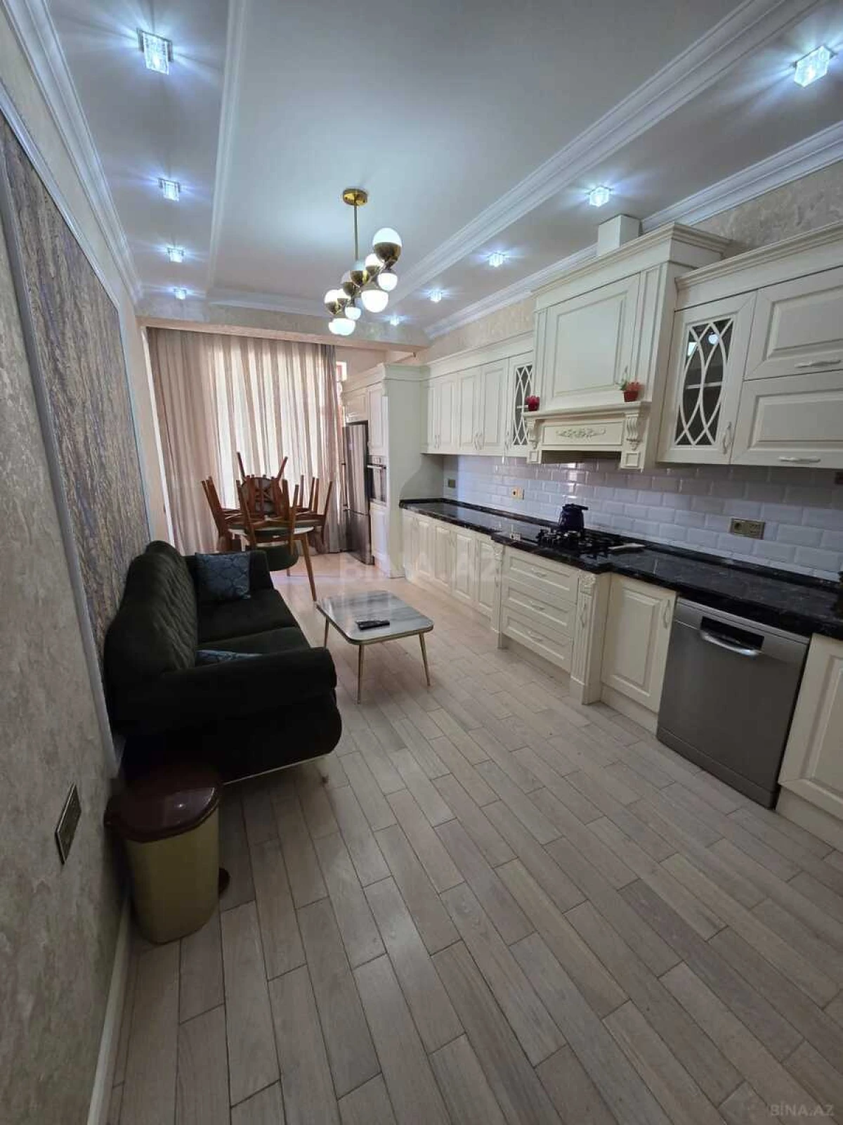 Satılır 4 otaqlı mənzil 220 m²