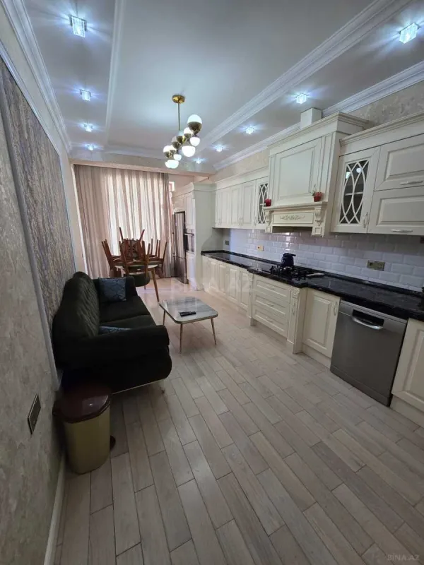 Satılır 4 otaqlı mənzil 220 m²