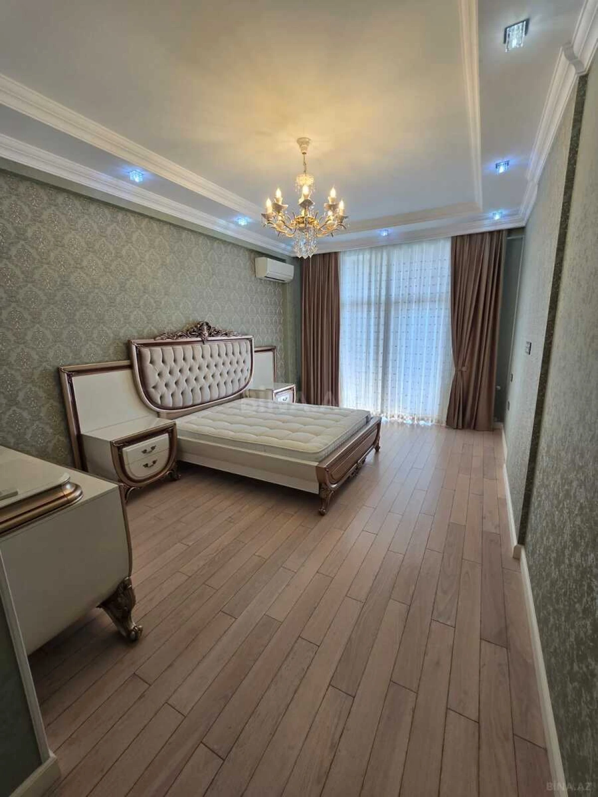 Satılır 4 otaqlı mənzil 220 m²