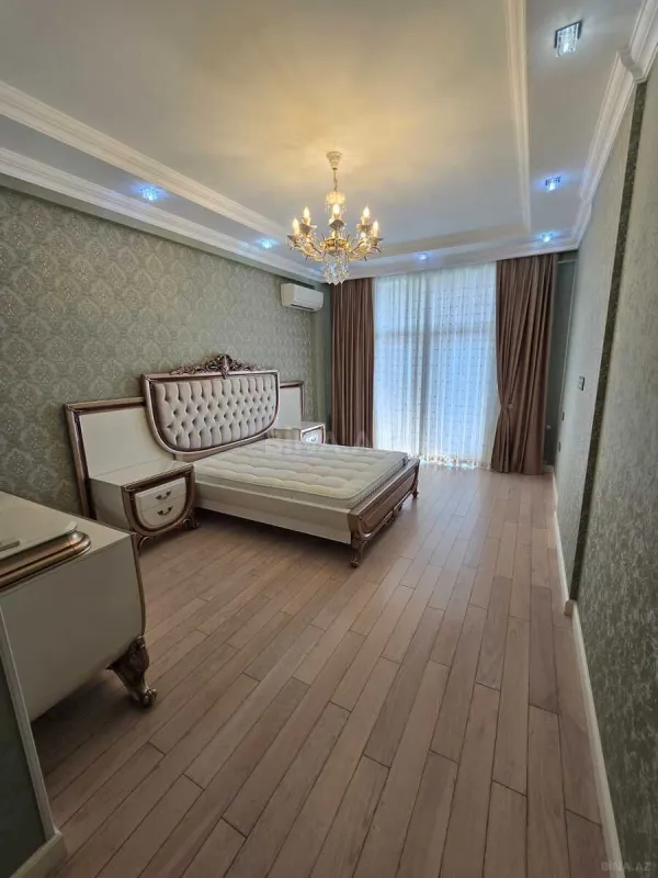 Satılır 4 otaqlı mənzil 220 m²