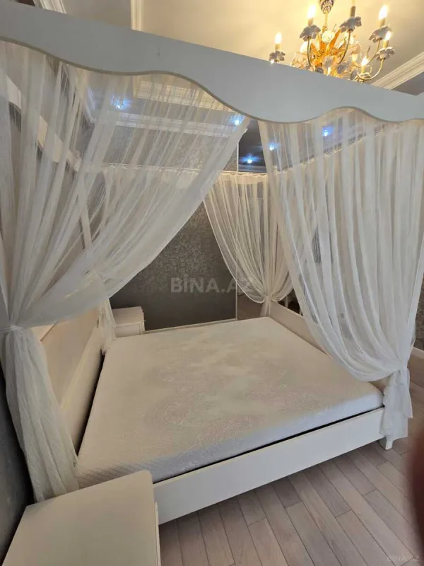 Satılır 4 otaqlı mənzil 220 m²