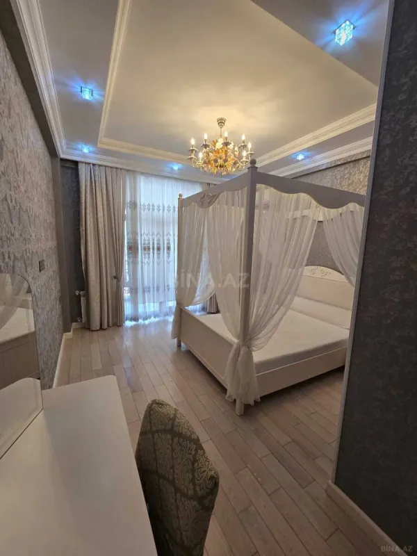 Satılır 4 otaqlı mənzil 220 m²
