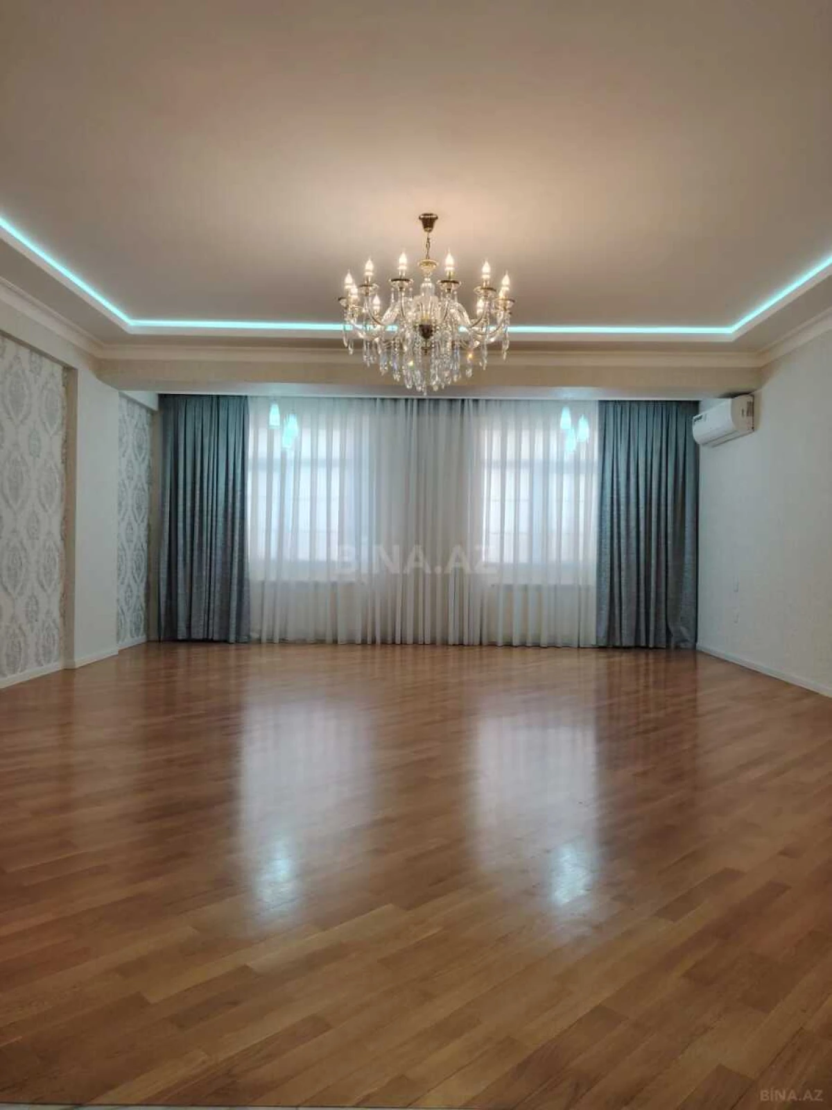 Satılır 4 otaqlı mənzil 178 m²